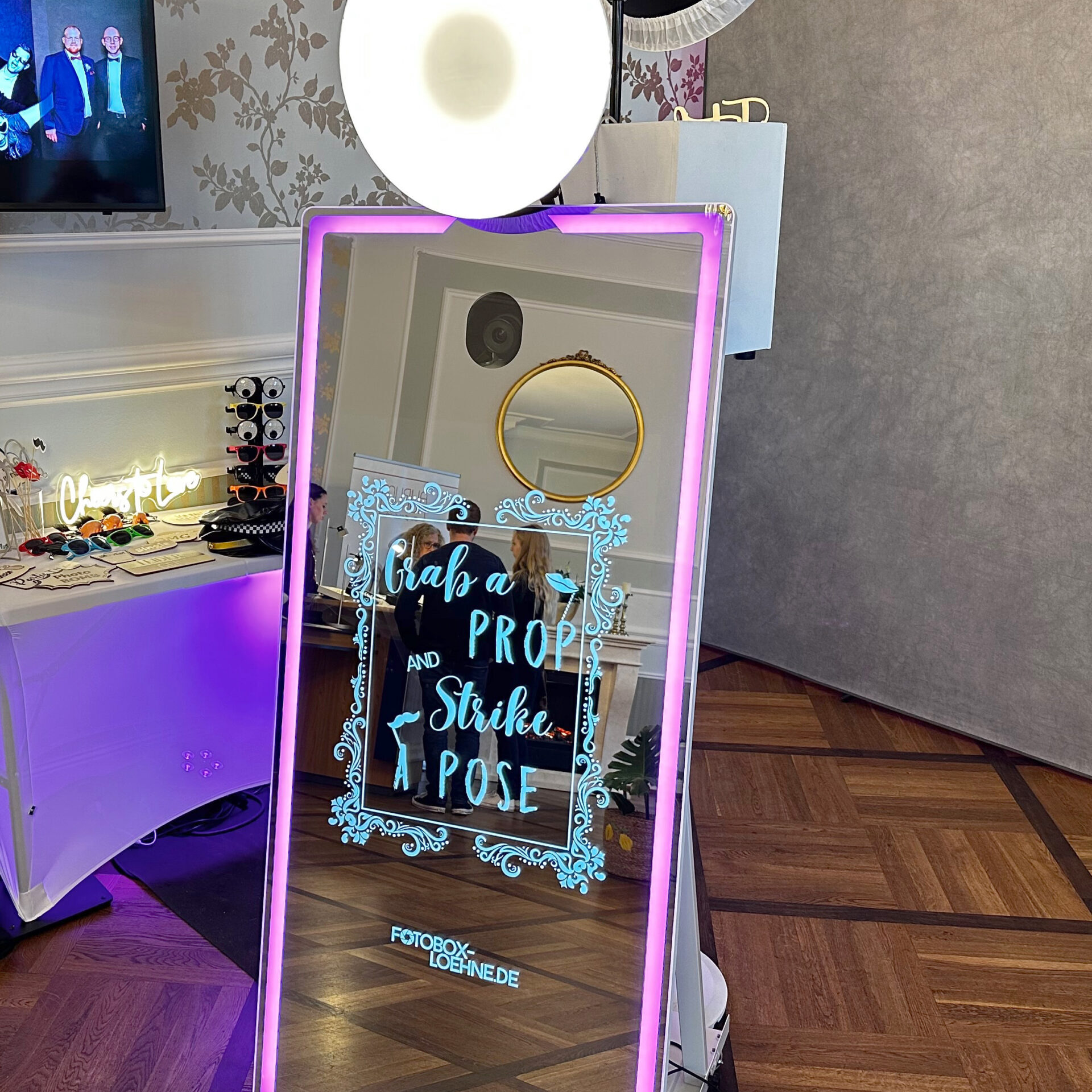 Fotospiegel von Fotobox Löhne. Magic Mirror Fotospiegel.