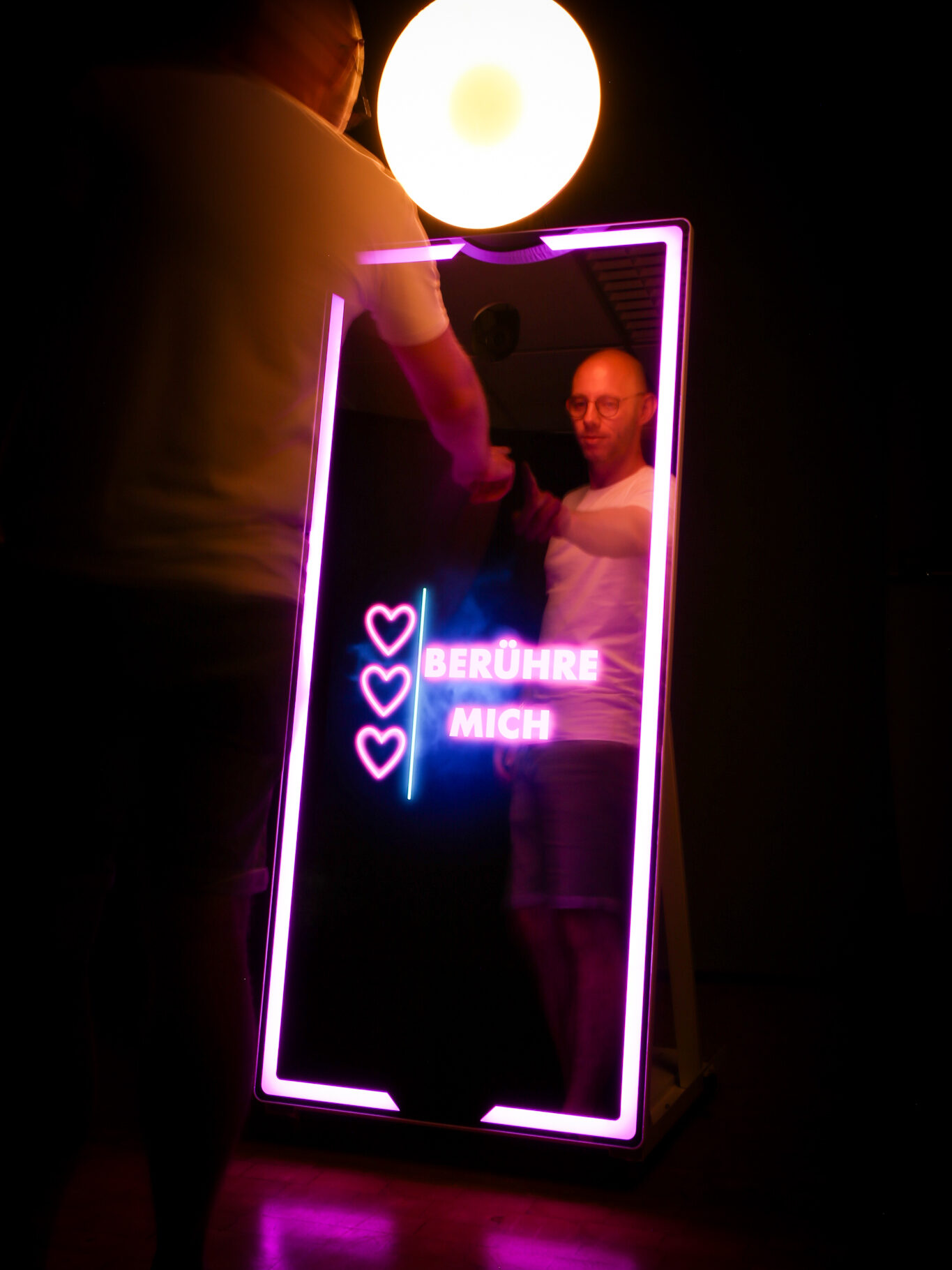 Fotospiegel von Fotobox Löhne. Magic Mirror Fotospiegel.