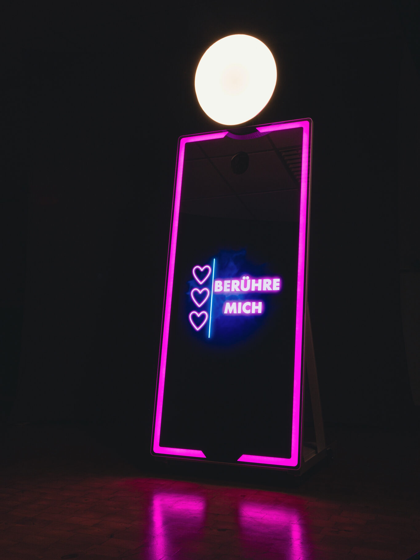 Fotospiegel von Fotobox Löhne. Magic Mirror Fotospiegel.